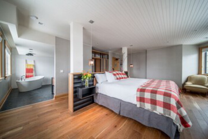 Room 8 of 18