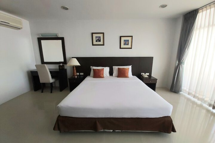 Room 9 of 32