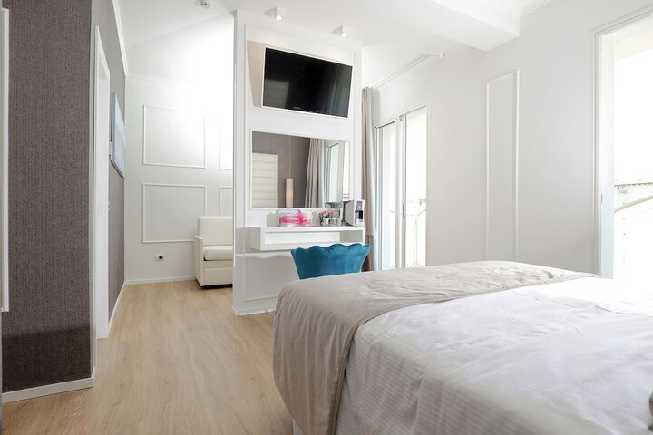 Room 14 of 99