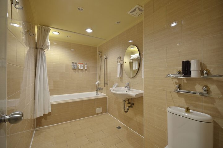 Room 32 of 41