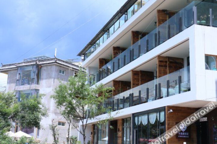 Yuanshan Inn (Dali Shuanglang Lake view)