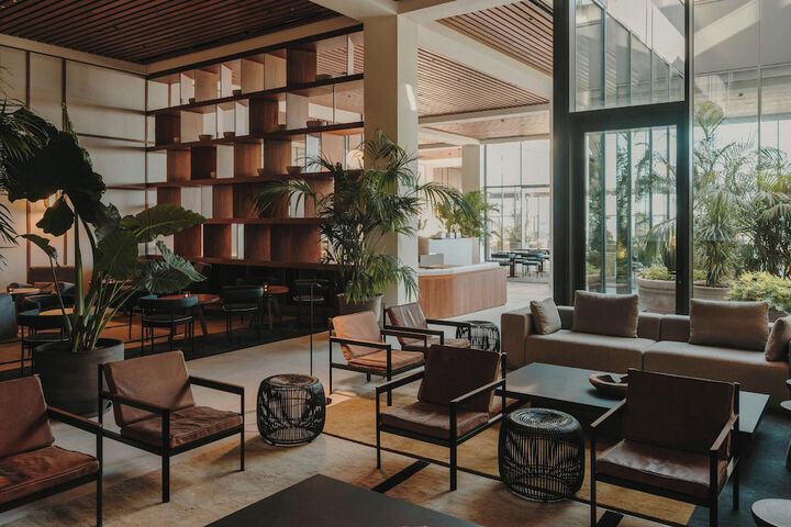 Lounge 78 of 96