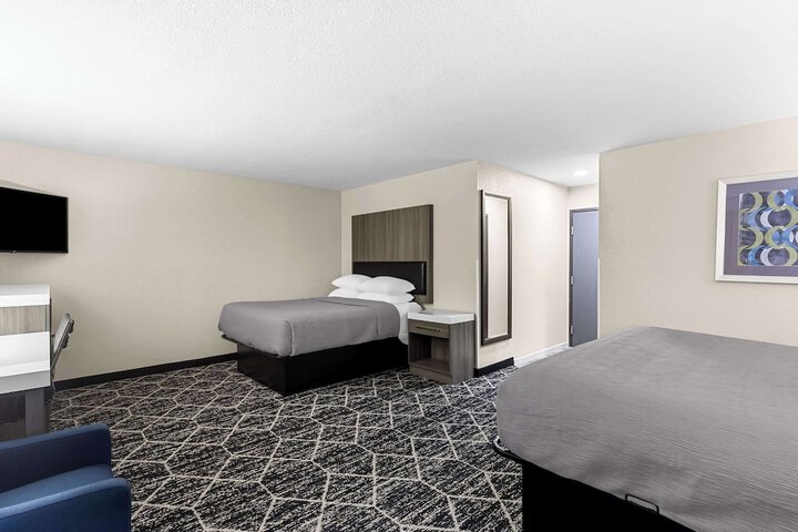 1 King Bed (1 of 16)