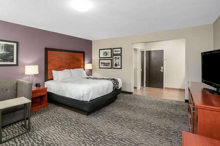2 Queen Beds (3 of 10)