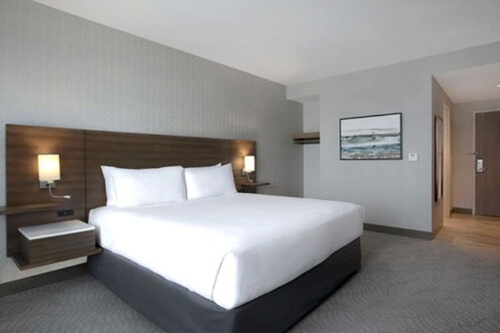 Standard King Room (1 of 27)