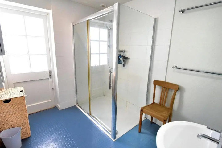 Room 9 of 17