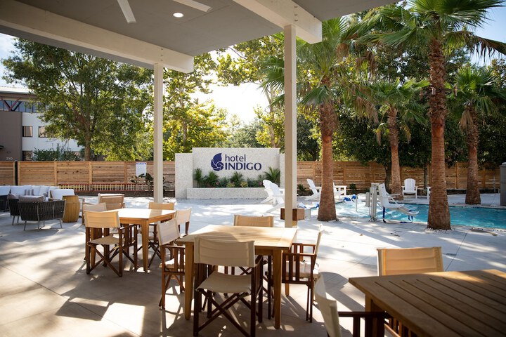 Poolside bar
