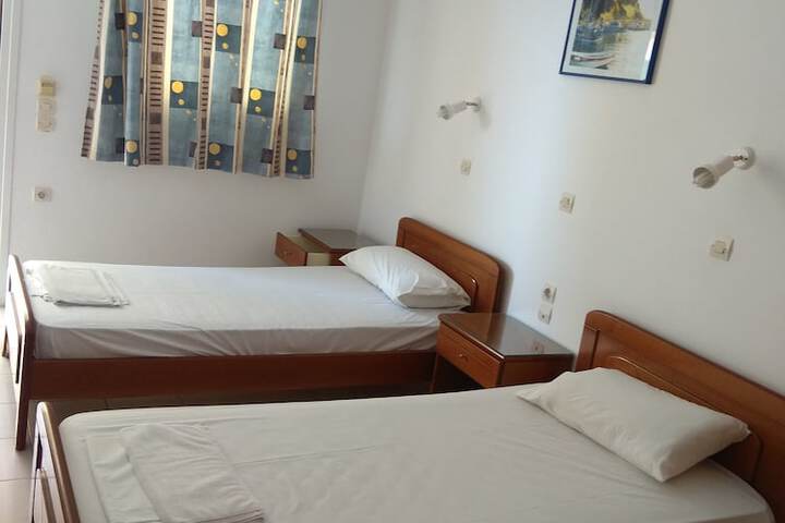 Room 4 of 32
