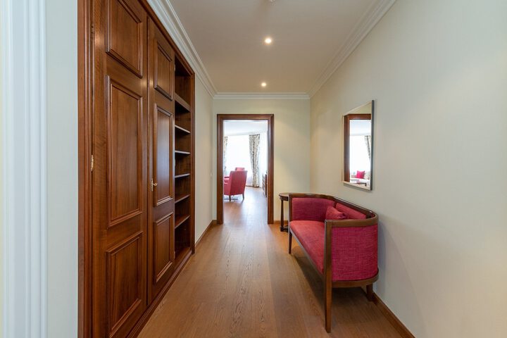 Room 43 of 233