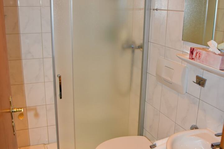 Room 16 of 16