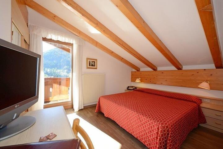 Room 3 of 28