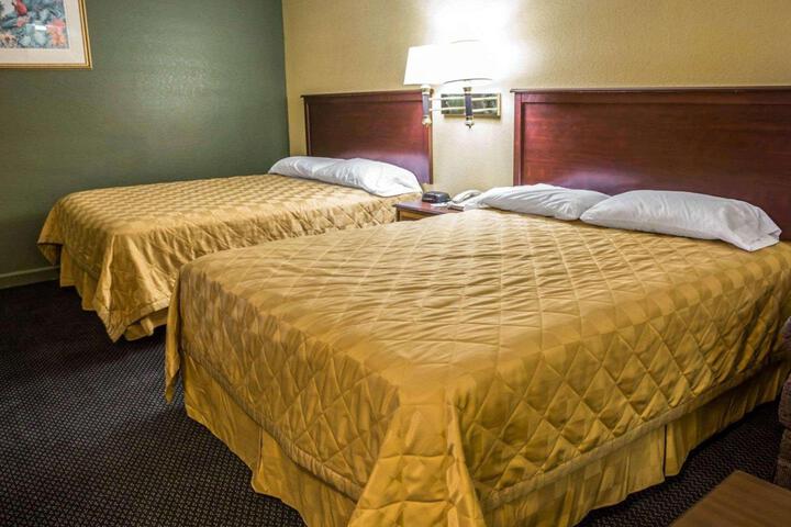 2 Double Beds (9 of 11)
