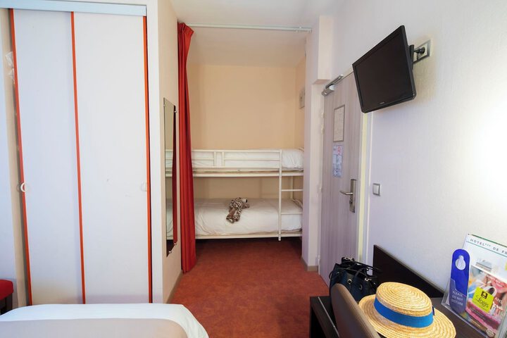 Room 33 of 80