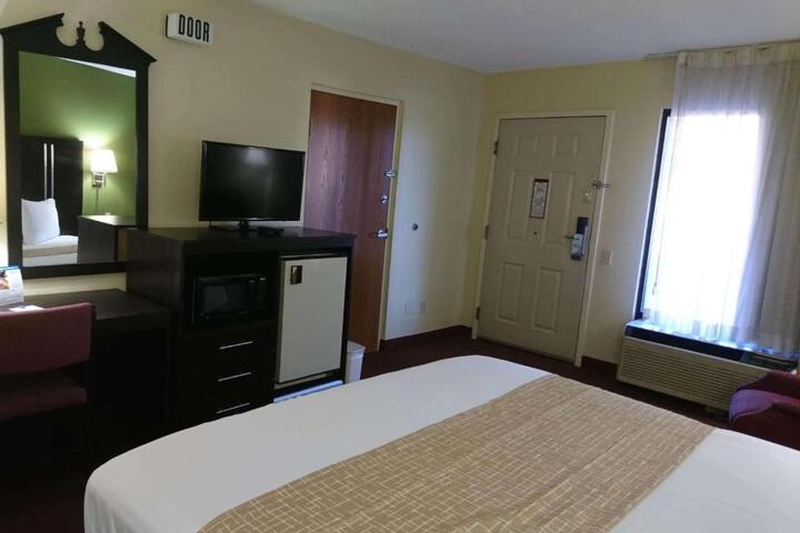 1 King Bed (7 of 18)