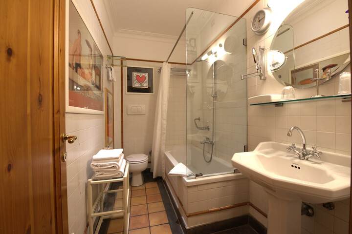 Room 52 of 76
