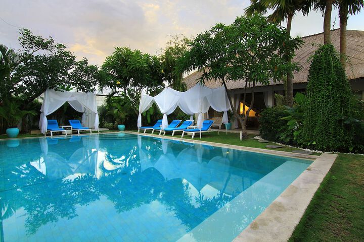 Hotel Pool