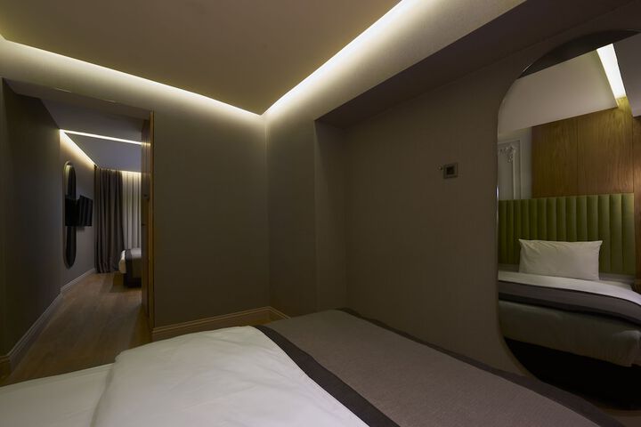 Room 13 of 32