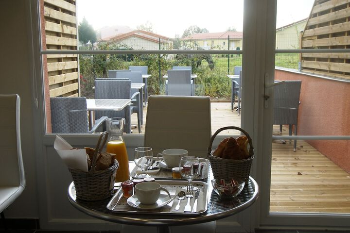 Breakfast/Coffee Service 23 of 43