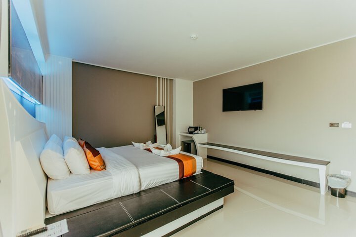 Room 8 of 32