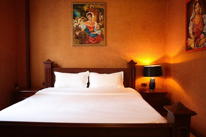 Room 7 of 10