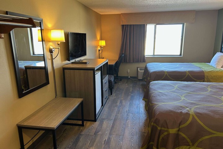 1 Queen Bed (2 of 12)