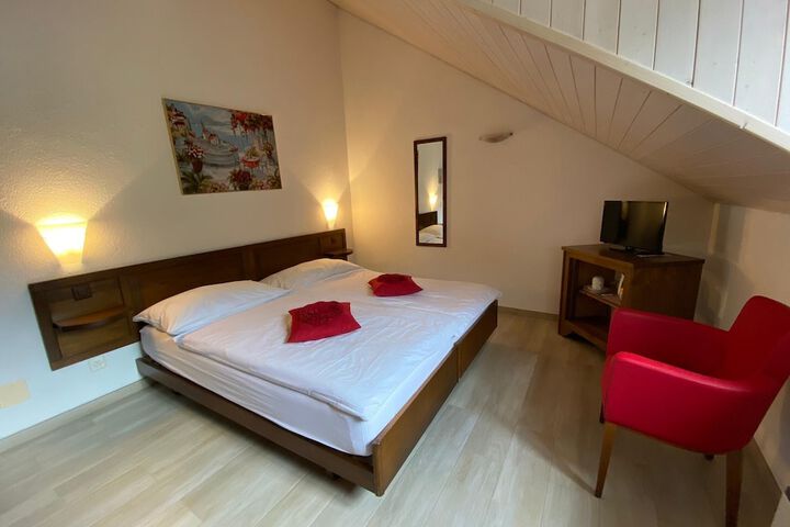 Room 10 of 38