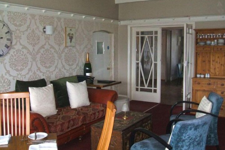 Lounge 19 of 33