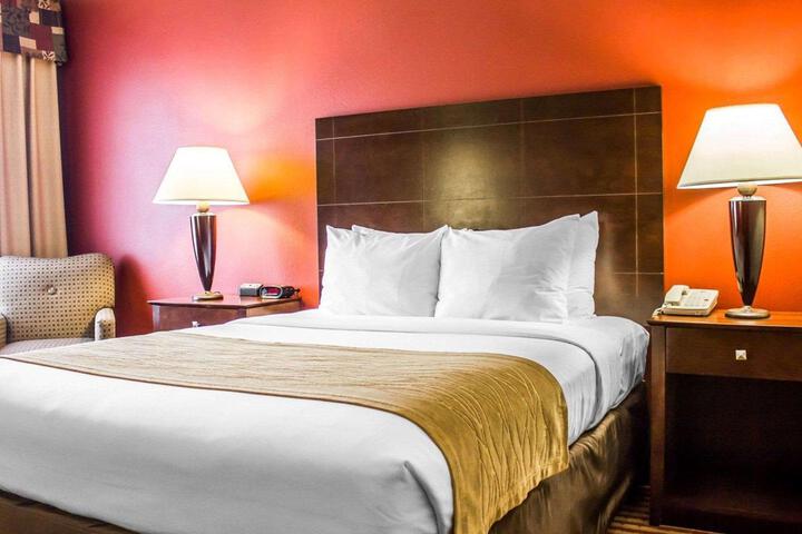 1 Queen Bed Accessible (15 of 15)