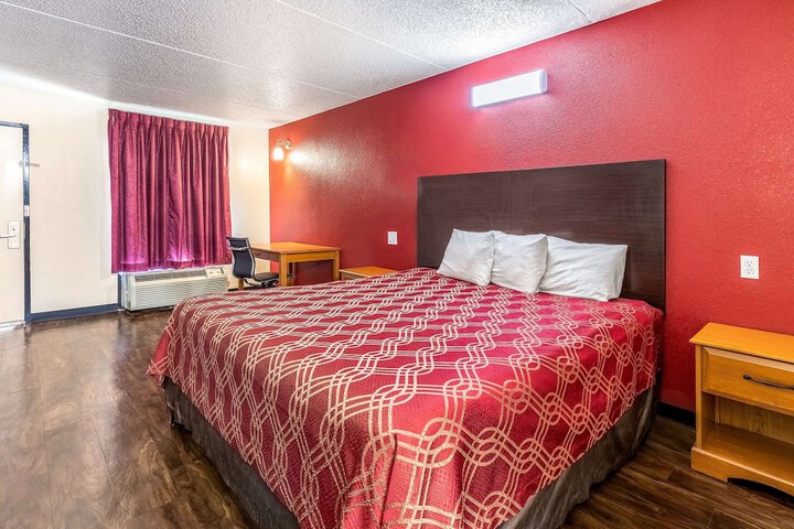 1 King Bed (3 of 8)