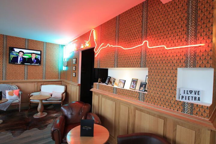 Lounge 77 of 89