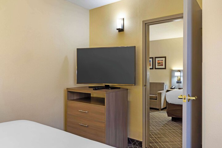 Suite 2 Queen Beds (3 of 15)