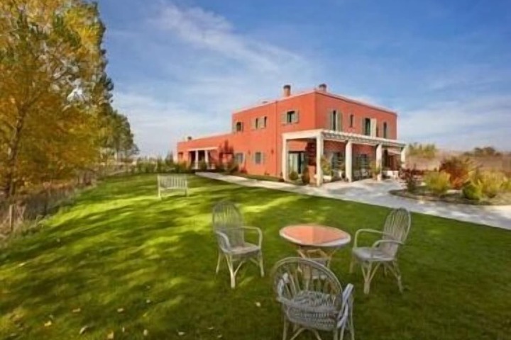Exterior of Hotel Santa Coloma del Camino