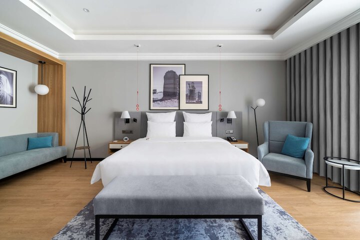 Room 33 of 90