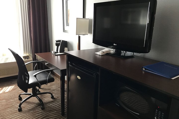 1 King Bed High Speed Internet Accessible Sofa Bed Microwave and Refrigerator Desk Full Breakfast (8 of 16)