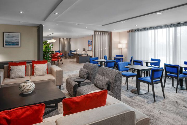 Lounge 110 of 113