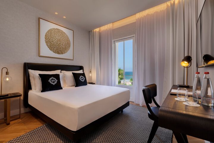 Room 16 of 30