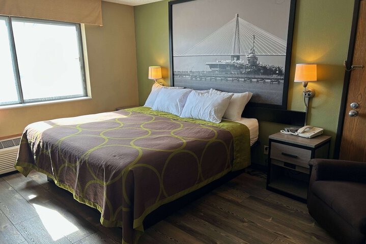 1 Queen Bed (9 of 12)