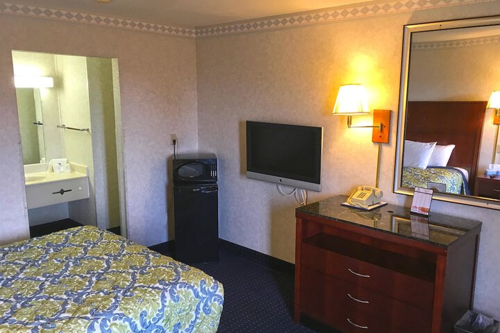 1 Queen Bed (12 of 13)