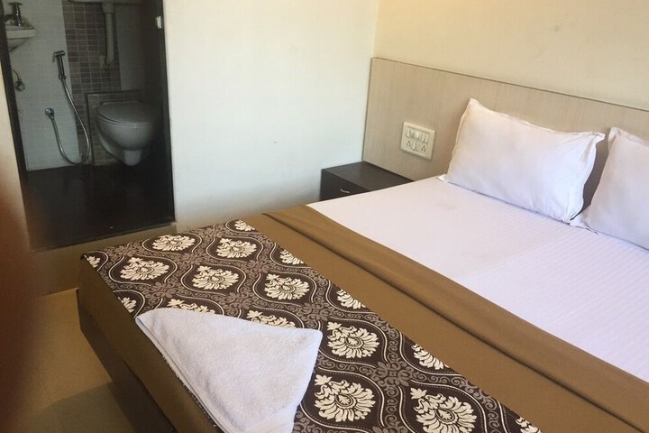 Room 7 of 12