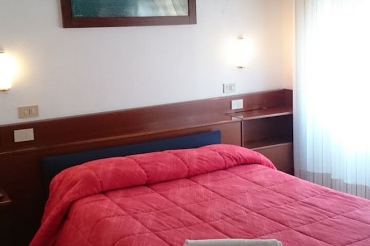Room 6 of 33