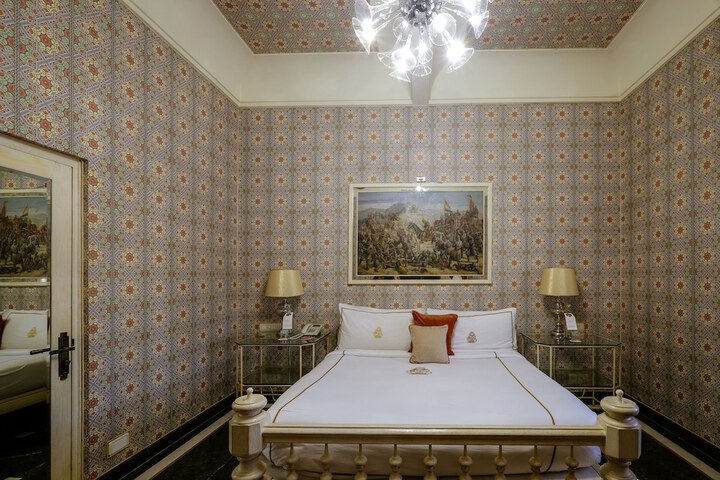 Room 26 of 373