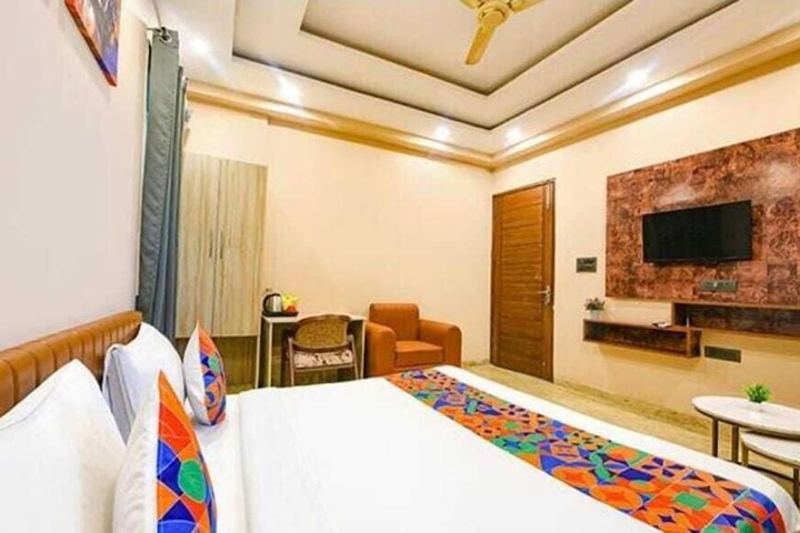 Room 4 of 7