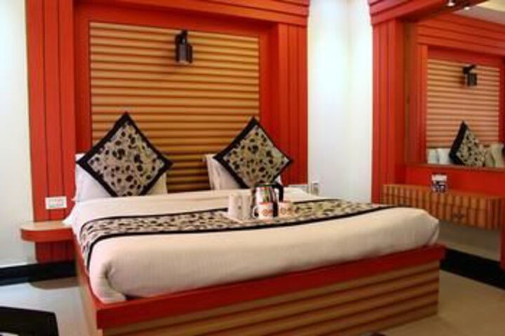 OYO Premium Rajpur Road Kishanpur