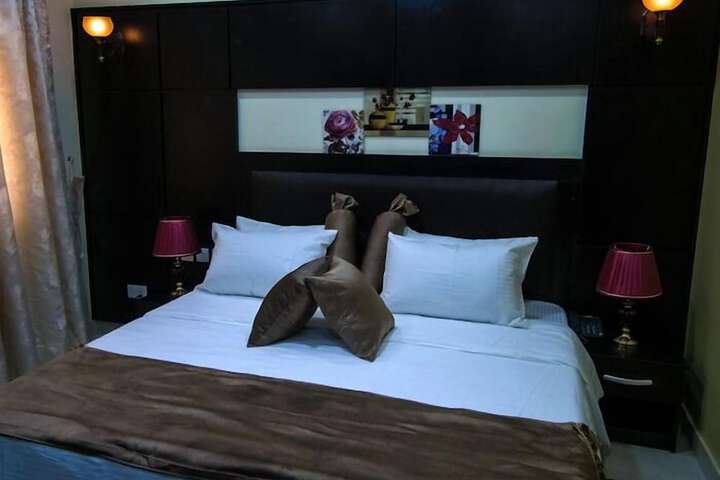 Room 9 of 18