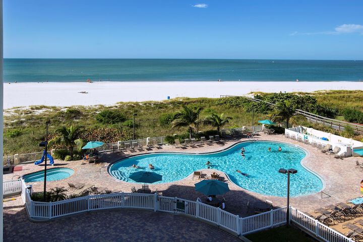 Hotel Pool