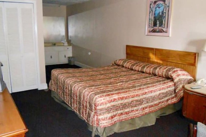 Room 4 of 9