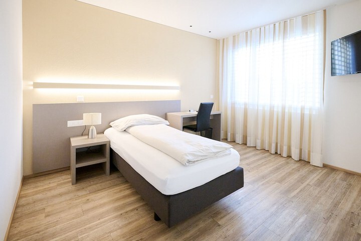Room 5 of 28