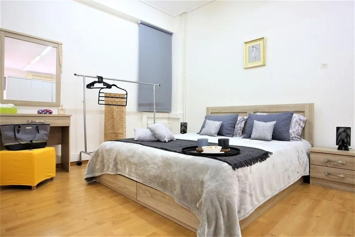 Room 2 of 10