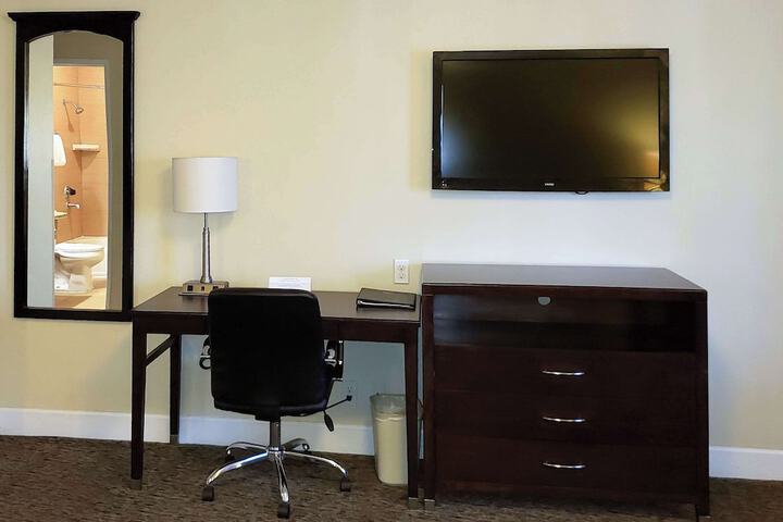1 King Bed (2 of 14)