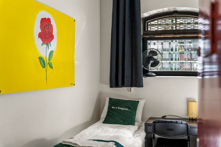 Room 9 of 36